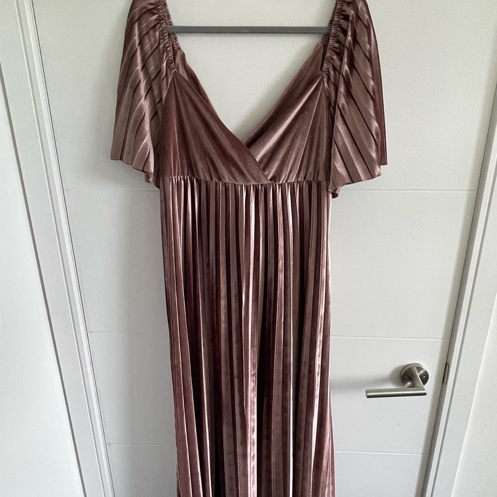 ASOS Pleated Velvet Maxi Dress in Dusty Rose - Picture 6 of 7